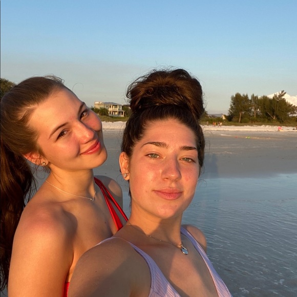 Meet your Posher, Carli - Picture 1 of 5